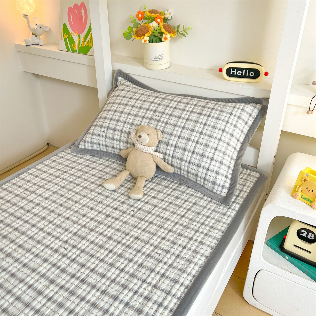 91家纺网 家纺一手货源 找家纺 恒爱家纺 2025新款学生季全棉宝宝绒双面款床护垫 复古蝴蝶结