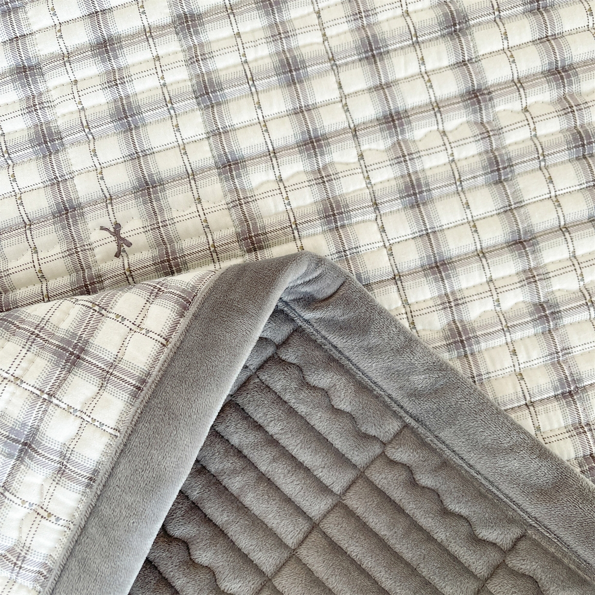 91家纺网 家纺一手货源 找家纺 恒爱家纺 2025新款学生季全棉宝宝绒双面款床护垫 复古蝴蝶结