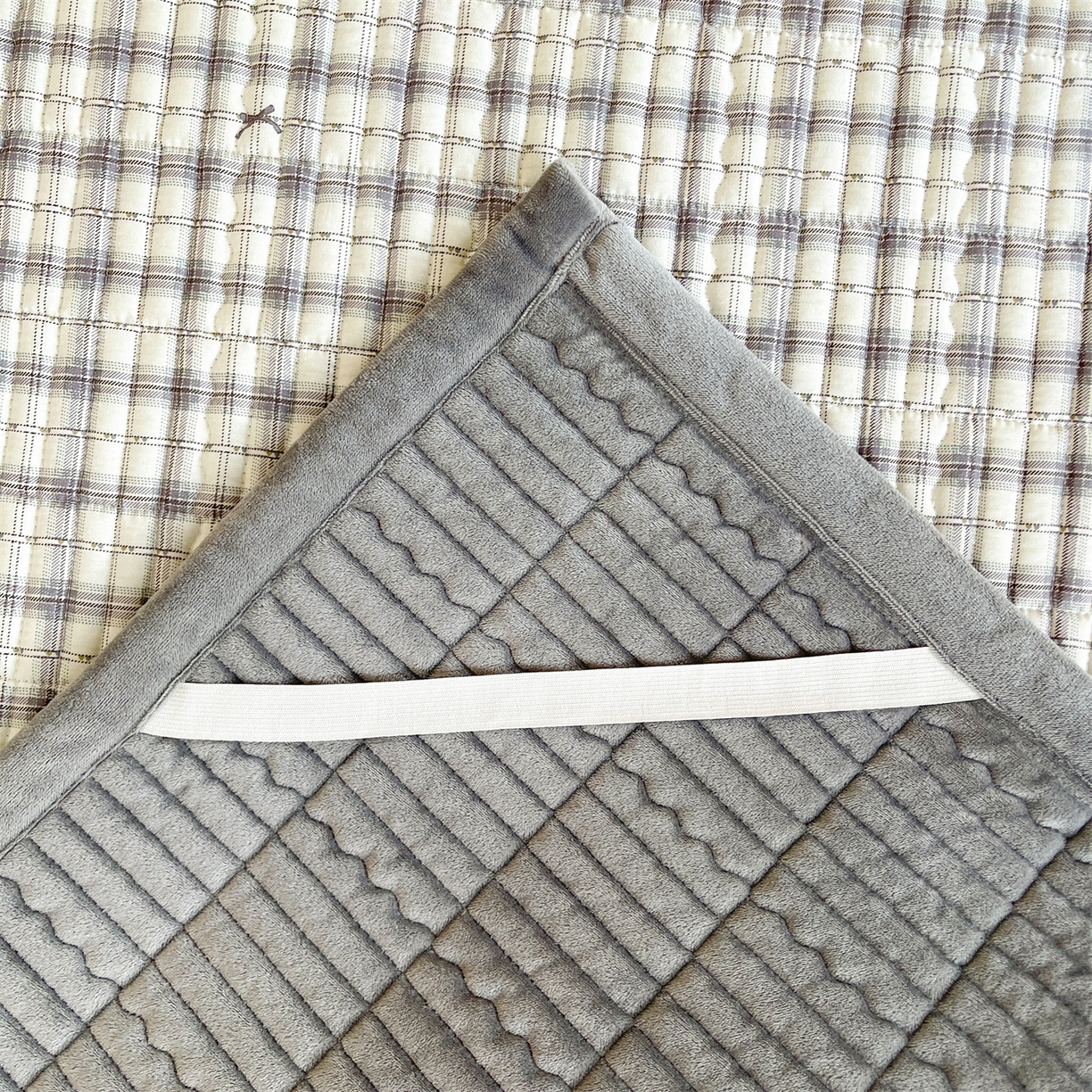 91家纺网 家纺一手货源 找家纺 恒爱家纺 2025新款学生季全棉宝宝绒双面款床护垫 复古蝴蝶结