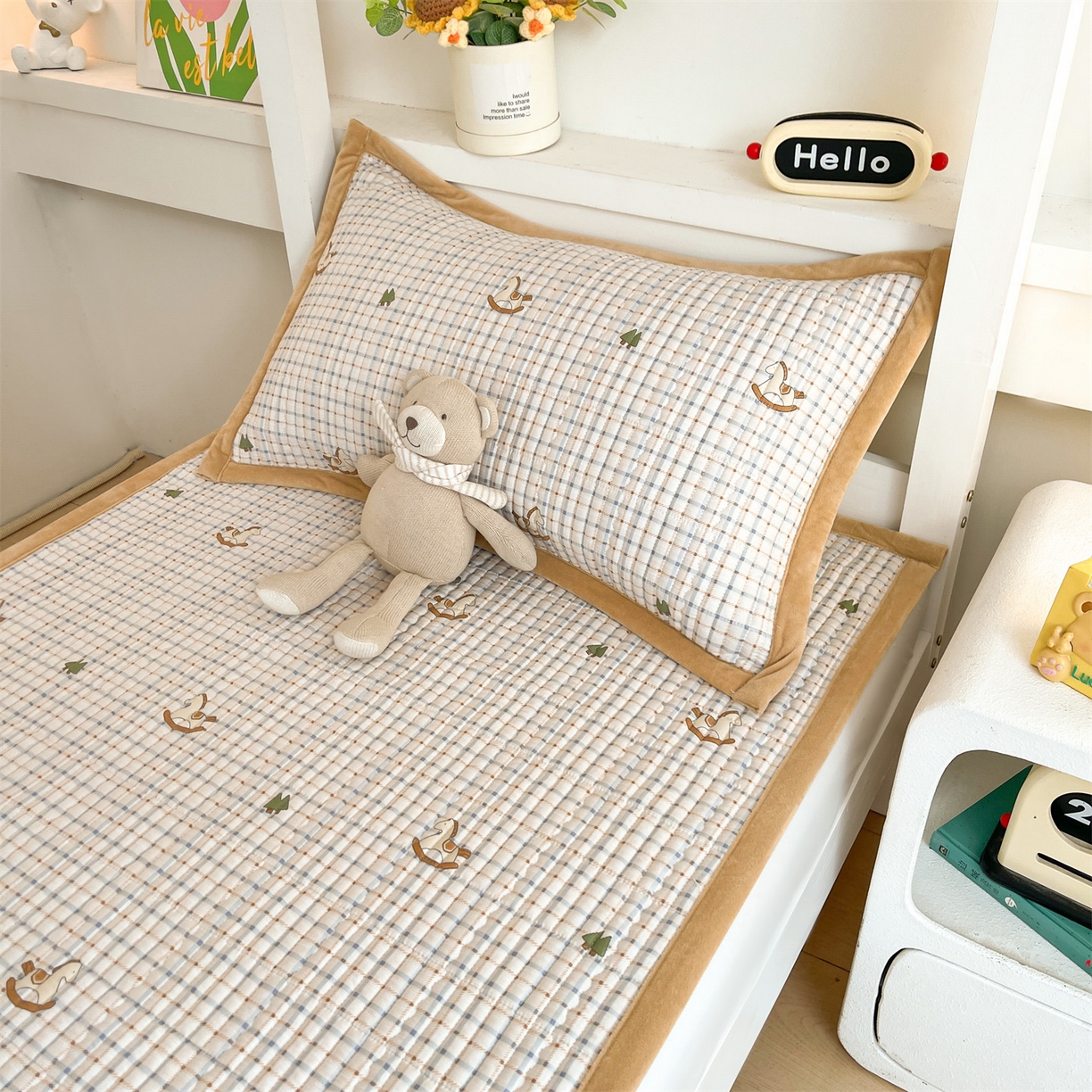 91家纺网 家纺一手货源 找家纺 恒爱家纺 2025新款学生季全棉宝宝绒双面款床护垫 梦幻木马