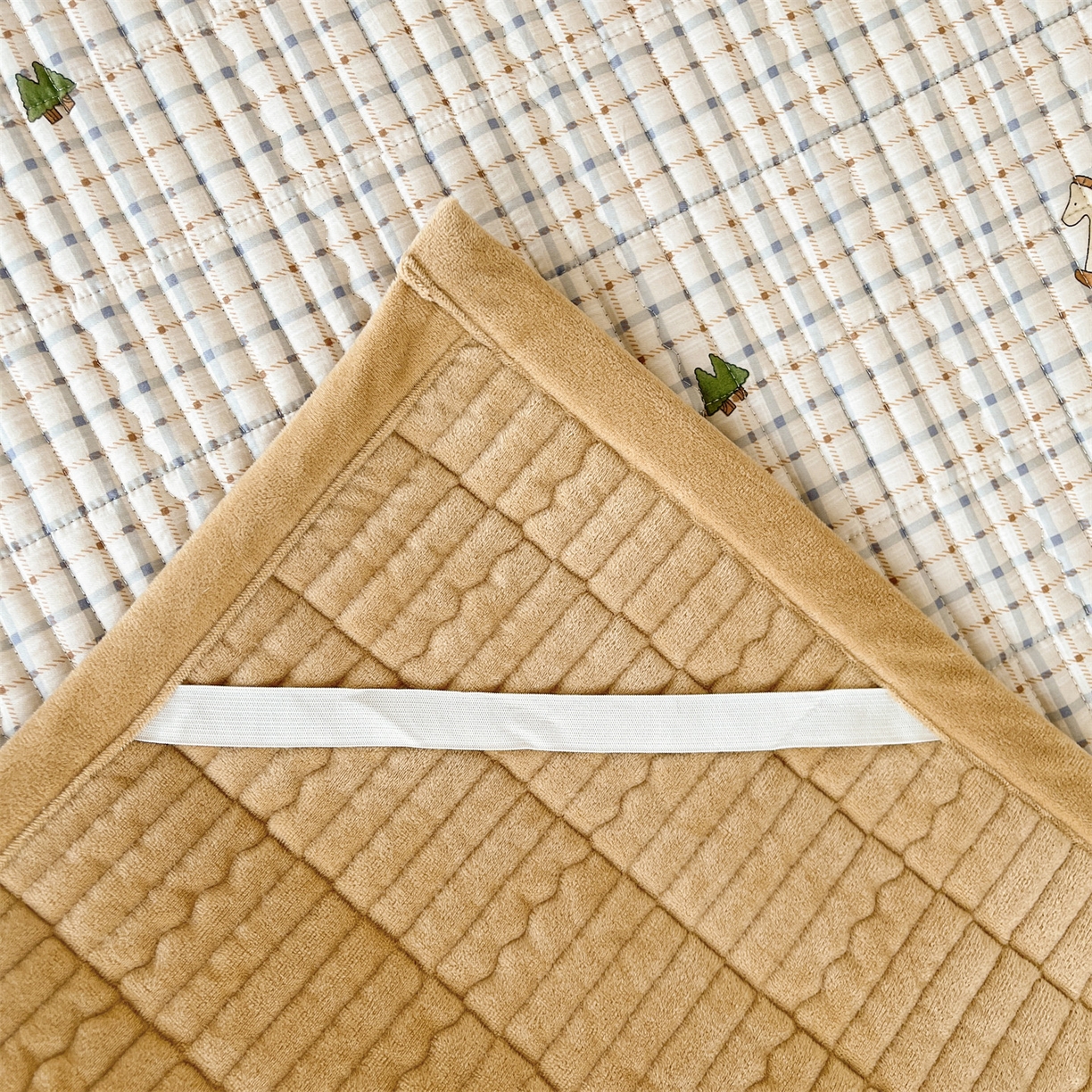 91家纺网 家纺一手货源 找家纺 恒爱家纺 2025新款学生季全棉宝宝绒双面款床护垫 梦幻木马