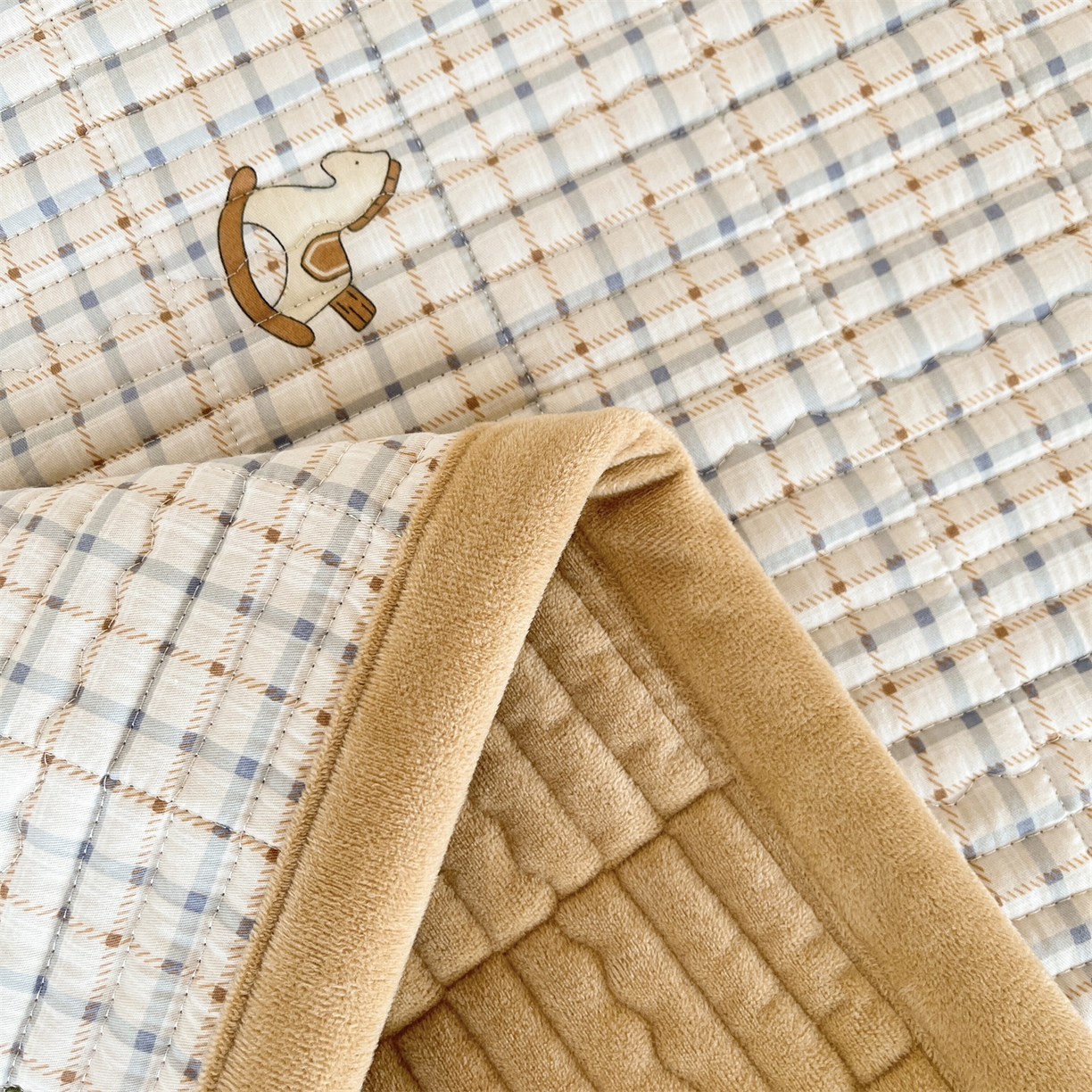 91家纺网 家纺一手货源 找家纺 恒爱家纺 2025新款学生季全棉宝宝绒双面款床护垫 梦幻木马