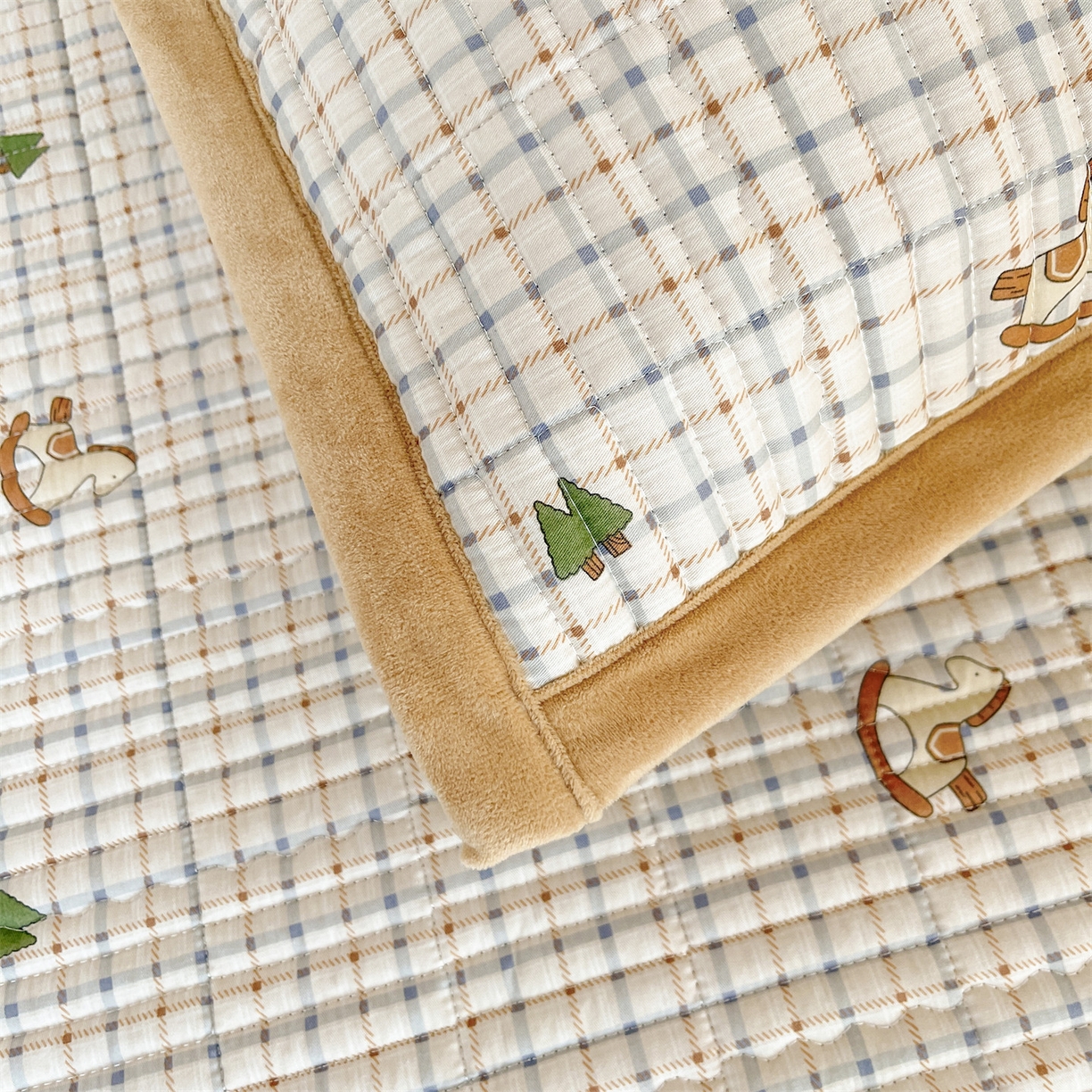 91家纺网 家纺一手货源 找家纺 恒爱家纺 2025新款学生季全棉宝宝绒双面款床护垫 梦幻木马