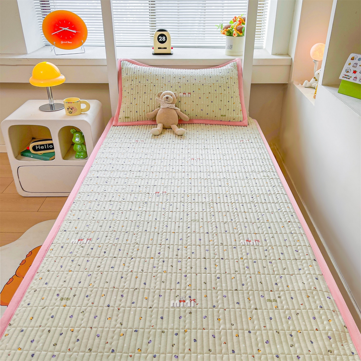 91家纺网 家纺一手货源 找家纺 恒爱家纺 2025新款学生季全棉宝宝绒双面款床护垫 迷你彩虹豆