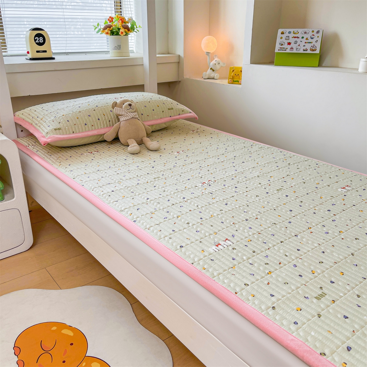 91家纺网 家纺一手货源 找家纺 恒爱家纺 2025新款学生季全棉宝宝绒双面款床护垫 迷你彩虹豆