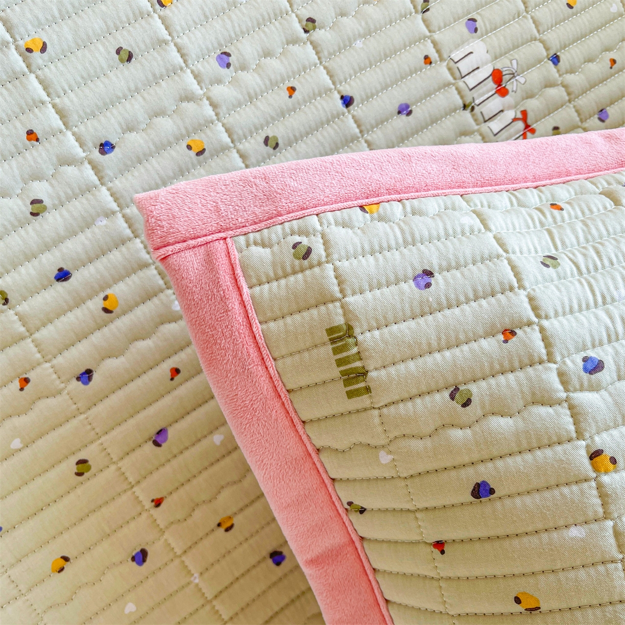 91家纺网 家纺一手货源 找家纺 恒爱家纺 2025新款学生季全棉宝宝绒双面款床护垫 迷你彩虹豆