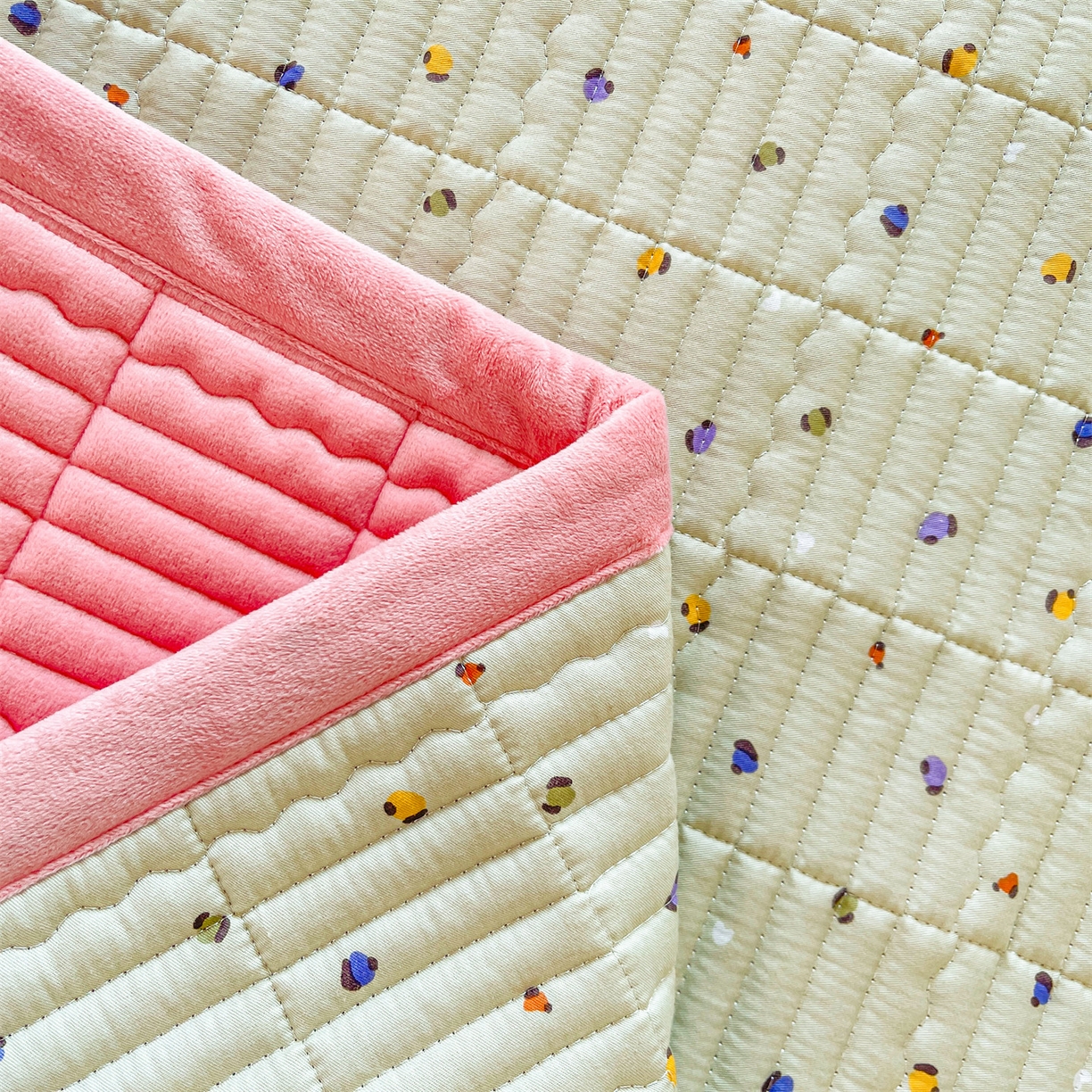 91家纺网 家纺一手货源 找家纺 恒爱家纺 2025新款学生季全棉宝宝绒双面款床护垫 迷你彩虹豆