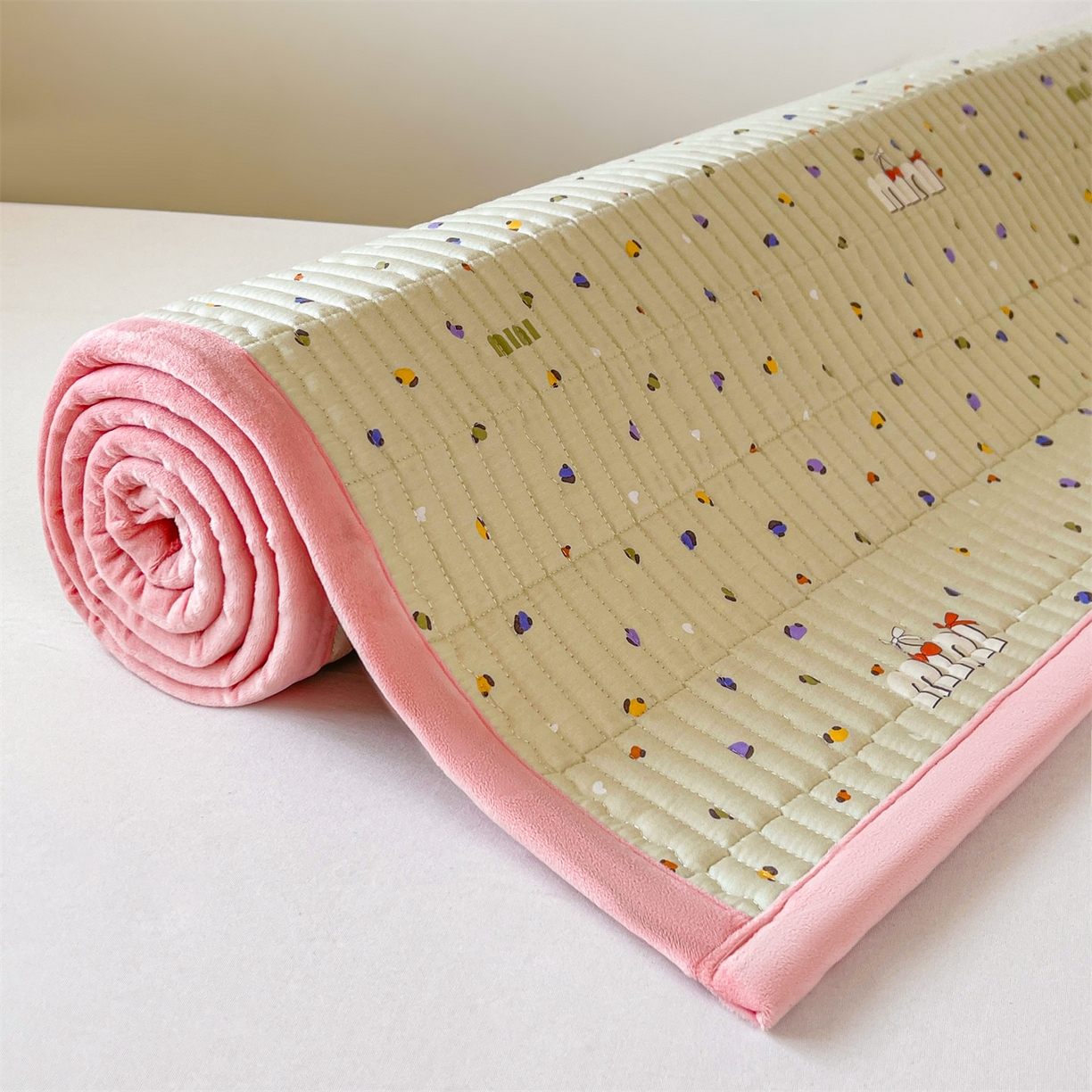 91家纺网 家纺一手货源 找家纺 恒爱家纺 2025新款学生季全棉宝宝绒双面款床护垫 迷你彩虹豆