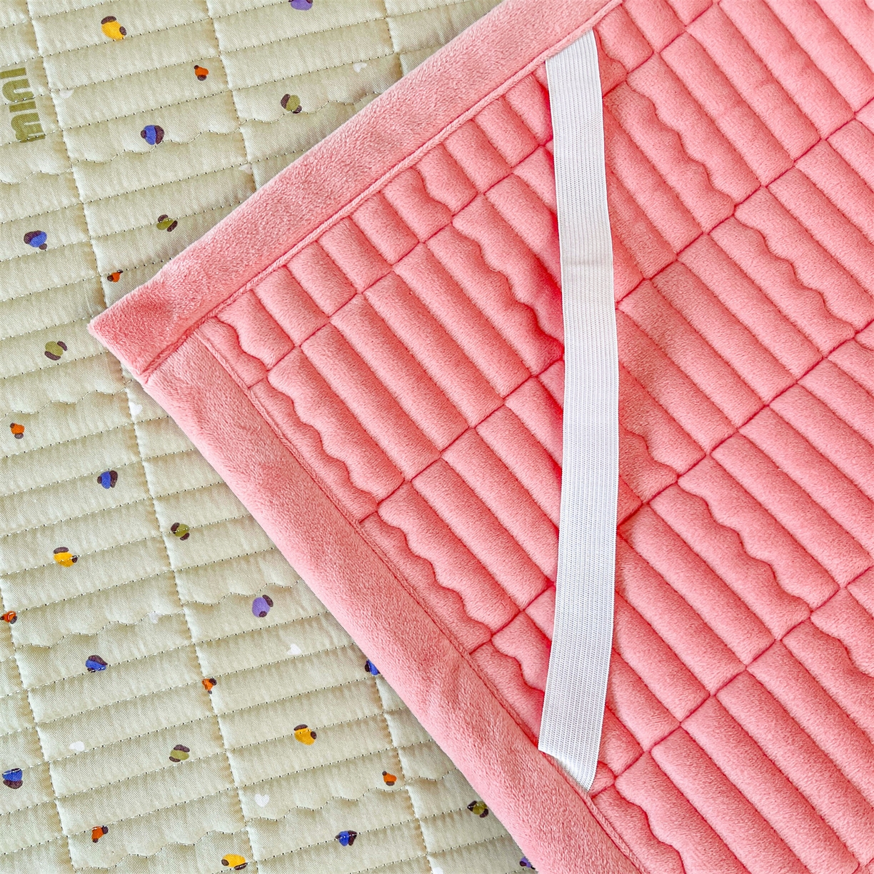 91家纺网 家纺一手货源 找家纺 恒爱家纺 2025新款学生季全棉宝宝绒双面款床护垫 迷你彩虹豆