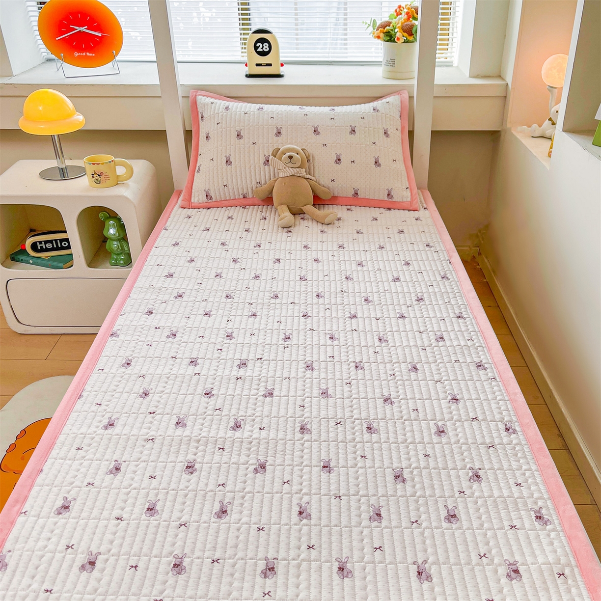 91家纺网 家纺一手货源 找家纺 恒爱家纺 2025新款学生季全棉宝宝绒双面款床护垫 甜心兔子