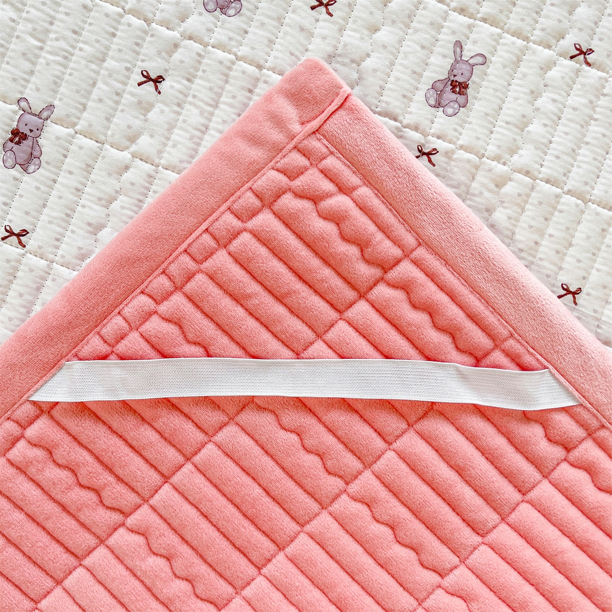 91家纺网 家纺一手货源 找家纺 恒爱家纺 2025新款学生季全棉宝宝绒双面款床护垫 甜心兔子