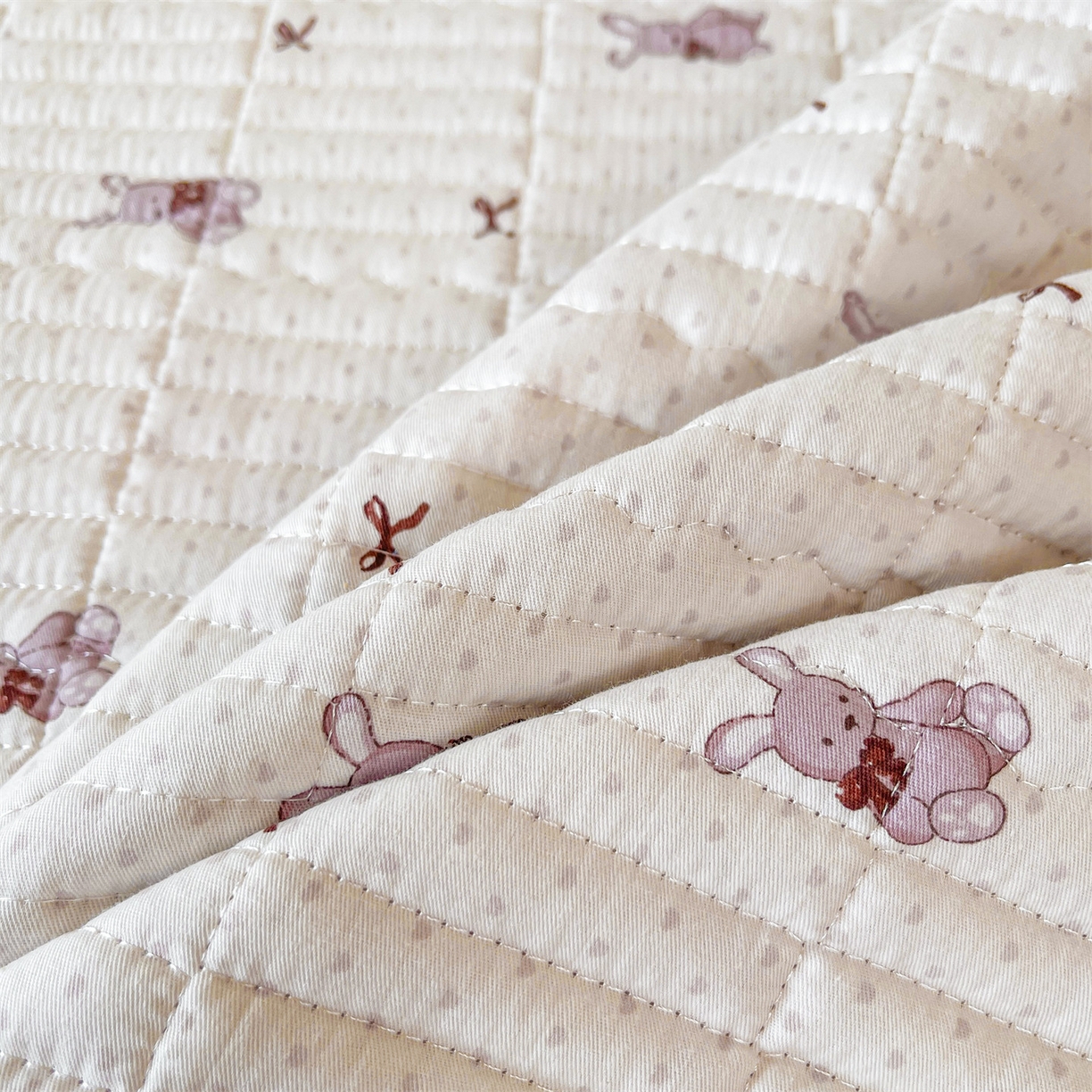 91家纺网 家纺一手货源 找家纺 恒爱家纺 2025新款学生季全棉宝宝绒双面款床护垫 甜心兔子