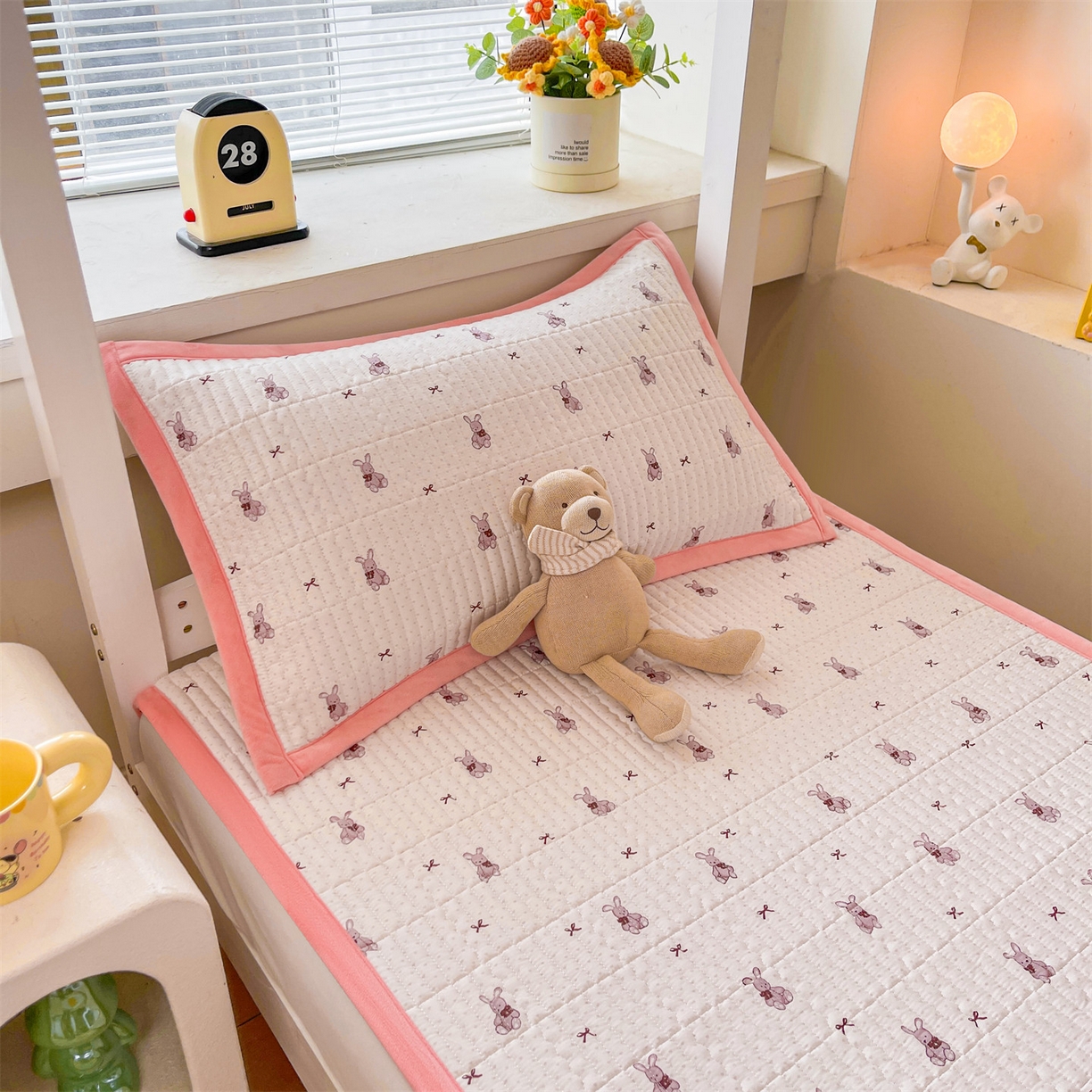 91家纺网 家纺一手货源 找家纺 恒爱家纺 2025新款学生季全棉宝宝绒双面款床护垫 甜心兔子