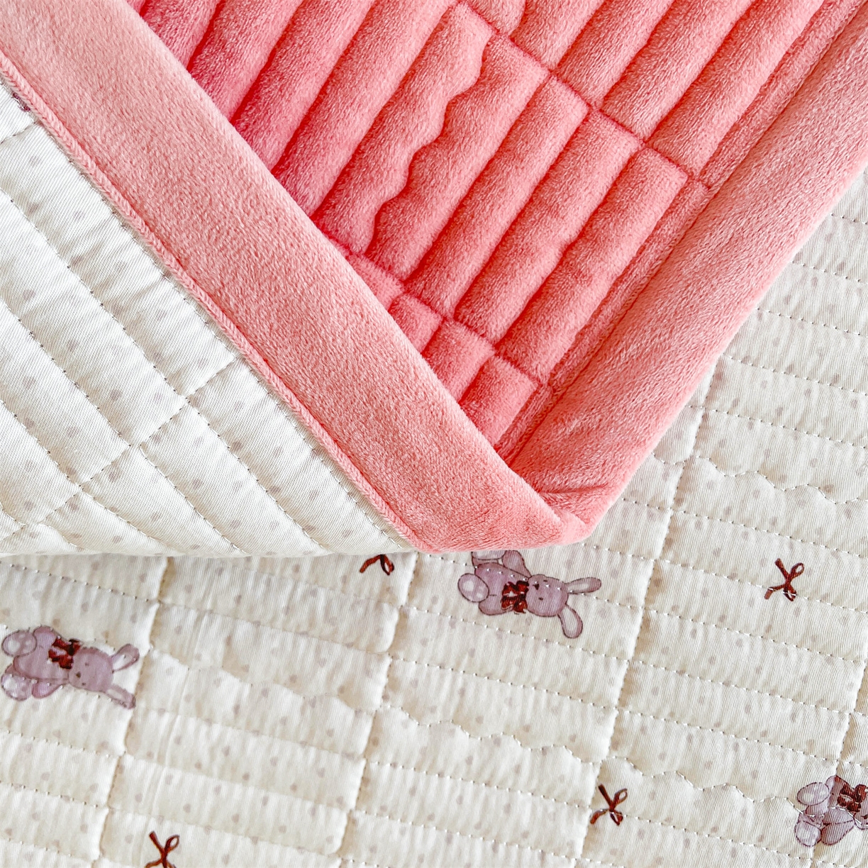 91家纺网 家纺一手货源 找家纺 恒爱家纺 2025新款学生季全棉宝宝绒双面款床护垫 甜心兔子