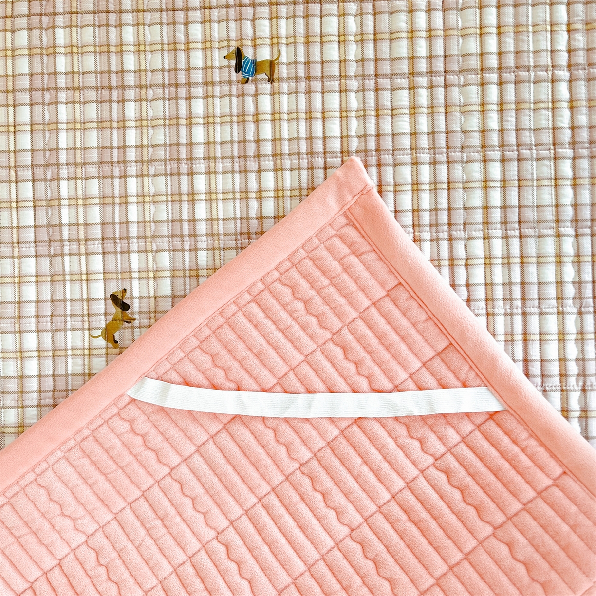 91家纺网 家纺一手货源 找家纺 恒爱家纺 2025新款学生季全棉宝宝绒双面款床护垫 甜心汪汪-粉