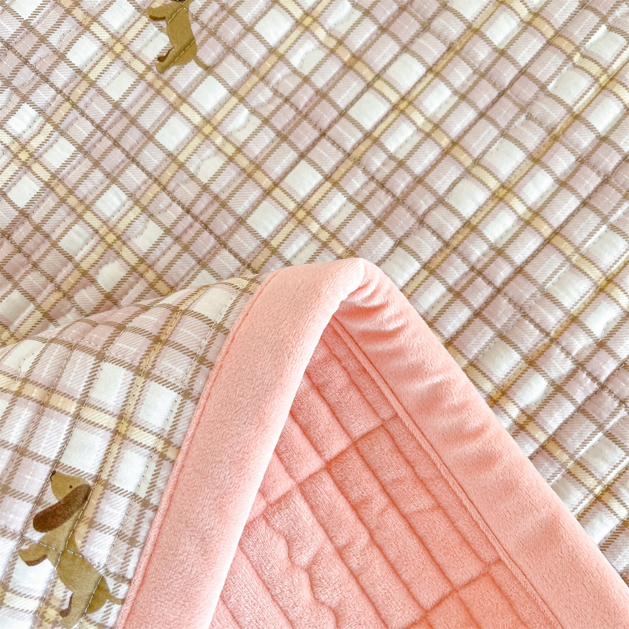 91家纺网 家纺一手货源 找家纺 恒爱家纺 2025新款学生季全棉宝宝绒双面款床护垫 甜心汪汪-粉