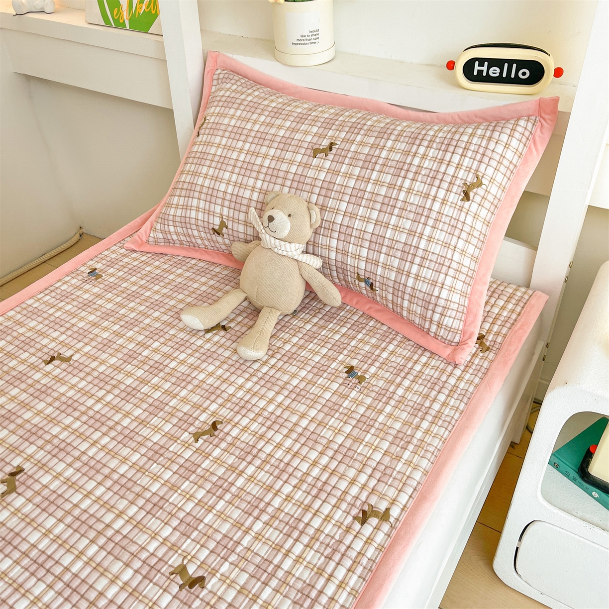 91家纺网 家纺一手货源 找家纺 恒爱家纺 2025新款学生季全棉宝宝绒双面款床护垫 甜心汪汪-粉