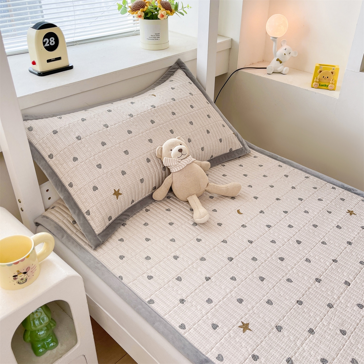 91家纺网 家纺一手货源 找家纺 恒爱家纺 2025新款学生季全棉宝宝绒双面款床护垫 心念如丝