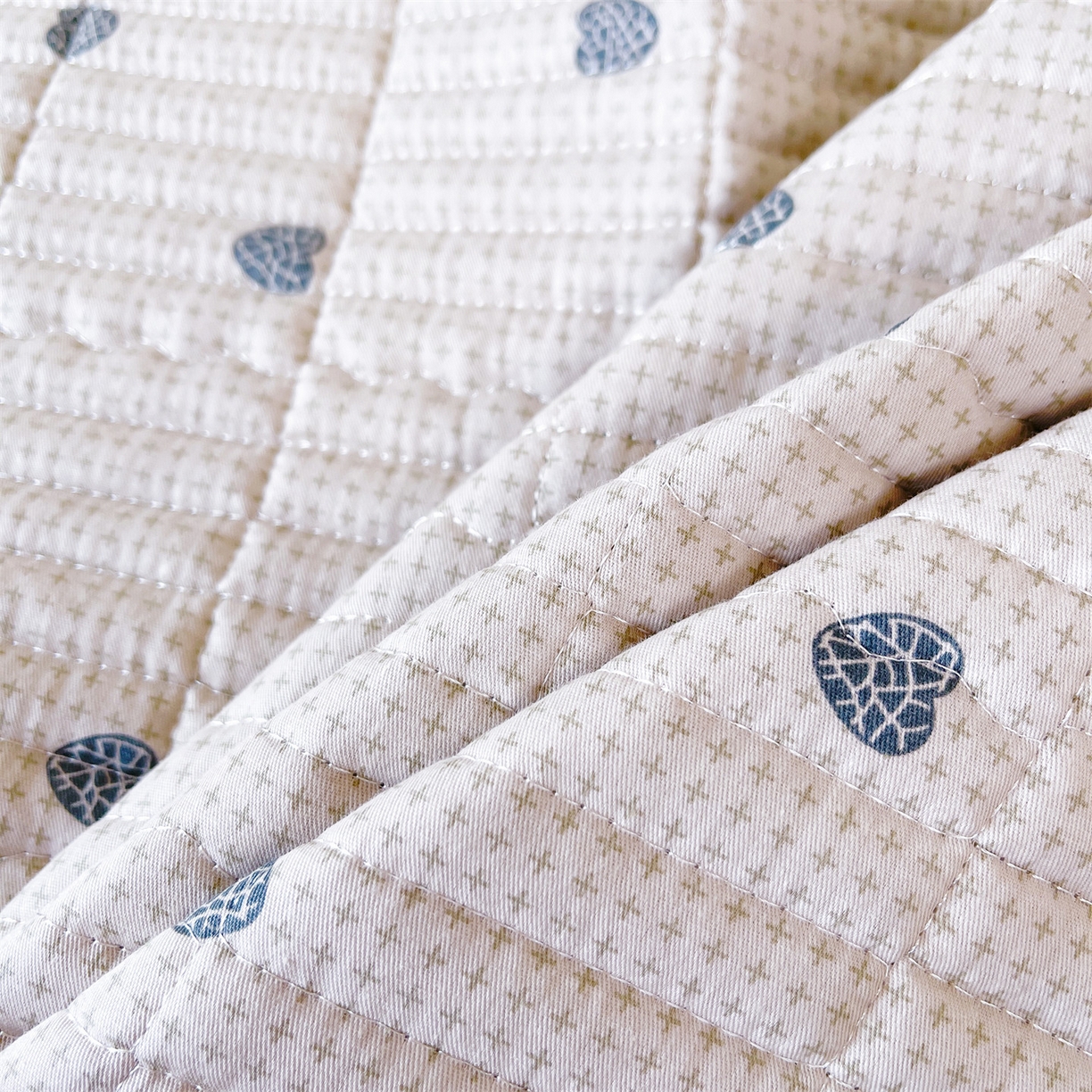 91家纺网 家纺一手货源 找家纺 恒爱家纺 2025新款学生季全棉宝宝绒双面款床护垫 心念如丝