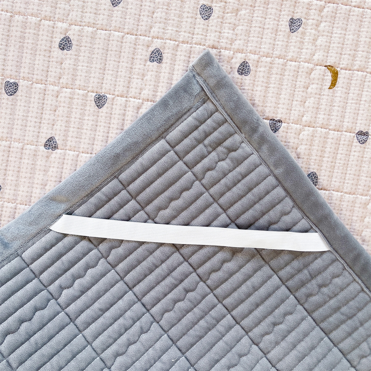 91家纺网 家纺一手货源 找家纺 恒爱家纺 2025新款学生季全棉宝宝绒双面款床护垫 心念如丝