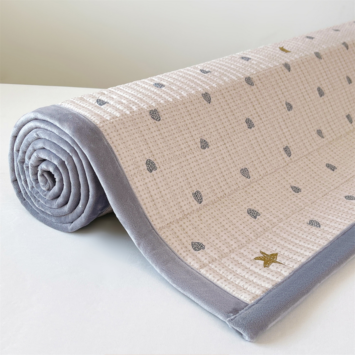 91家纺网 家纺一手货源 找家纺 恒爱家纺 2025新款学生季全棉宝宝绒双面款床护垫 心念如丝