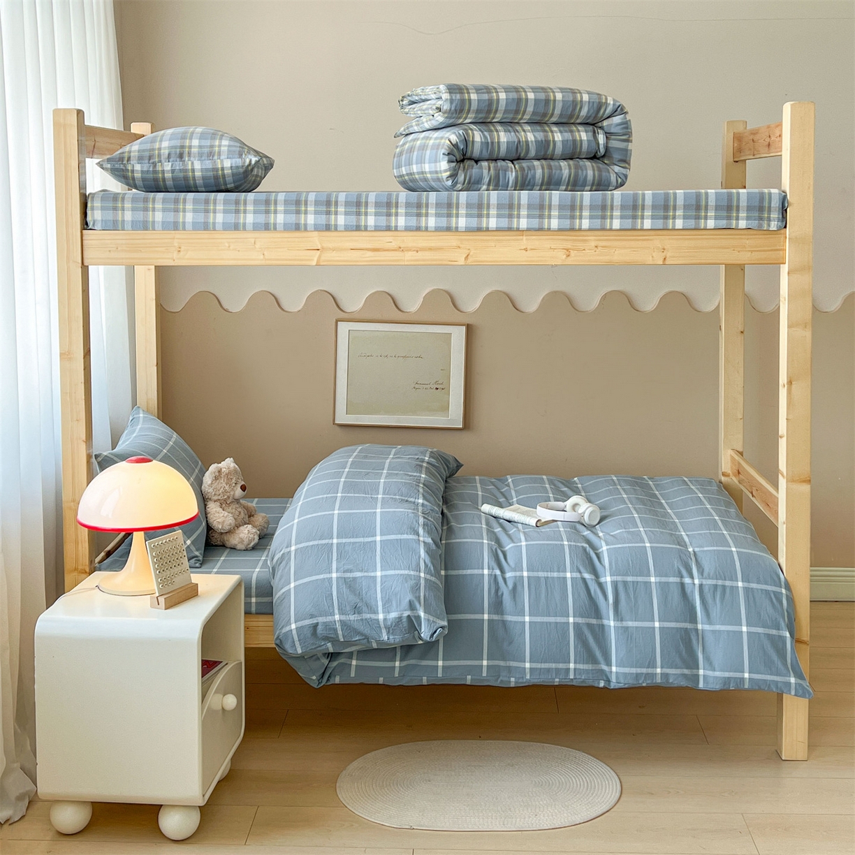 91家纺网 家纺一手货源 找家纺 恒爱家纺 2025新款学生季全棉印花格子三件套 蓝灰中格