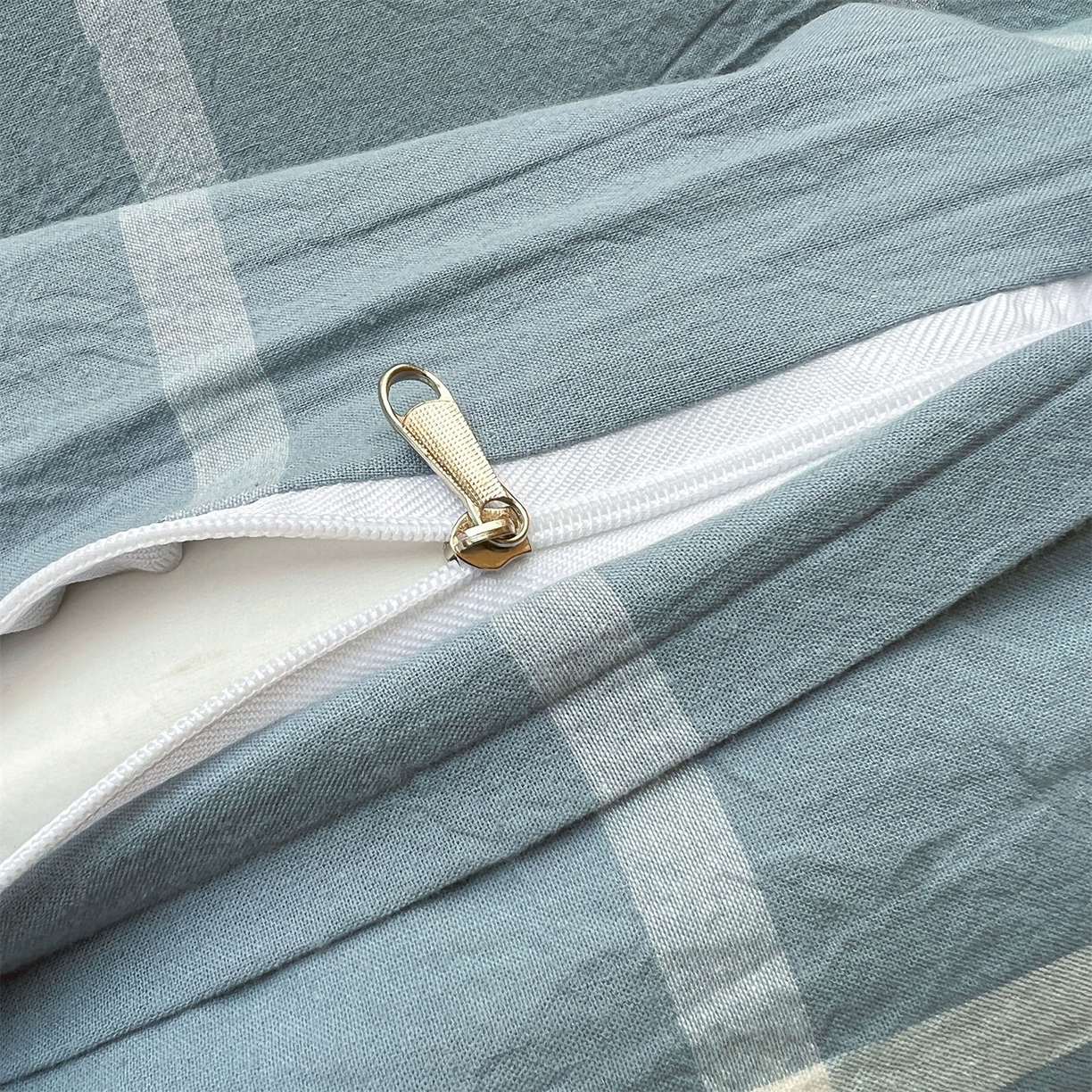 91家纺网 家纺一手货源 找家纺 恒爱家纺 2025新款学生季全棉印花格子三件套 蓝灰中格