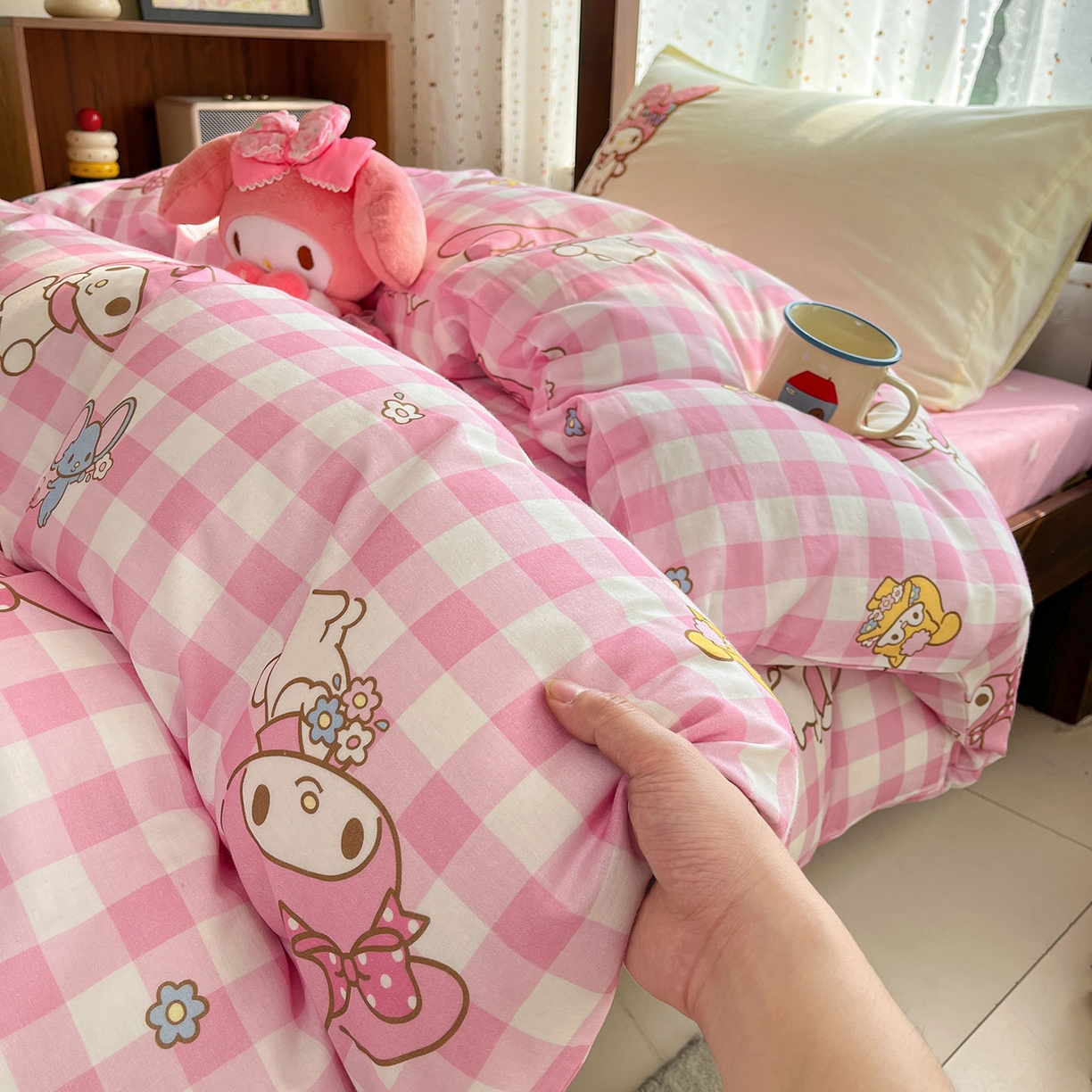 91家纺网 家纺一手货源 找家纺 蓝邻家纺 2025年新款全棉纯棉双层纱三丽鸥刺绣学生宿舍三件套四件套系列 甜美元气