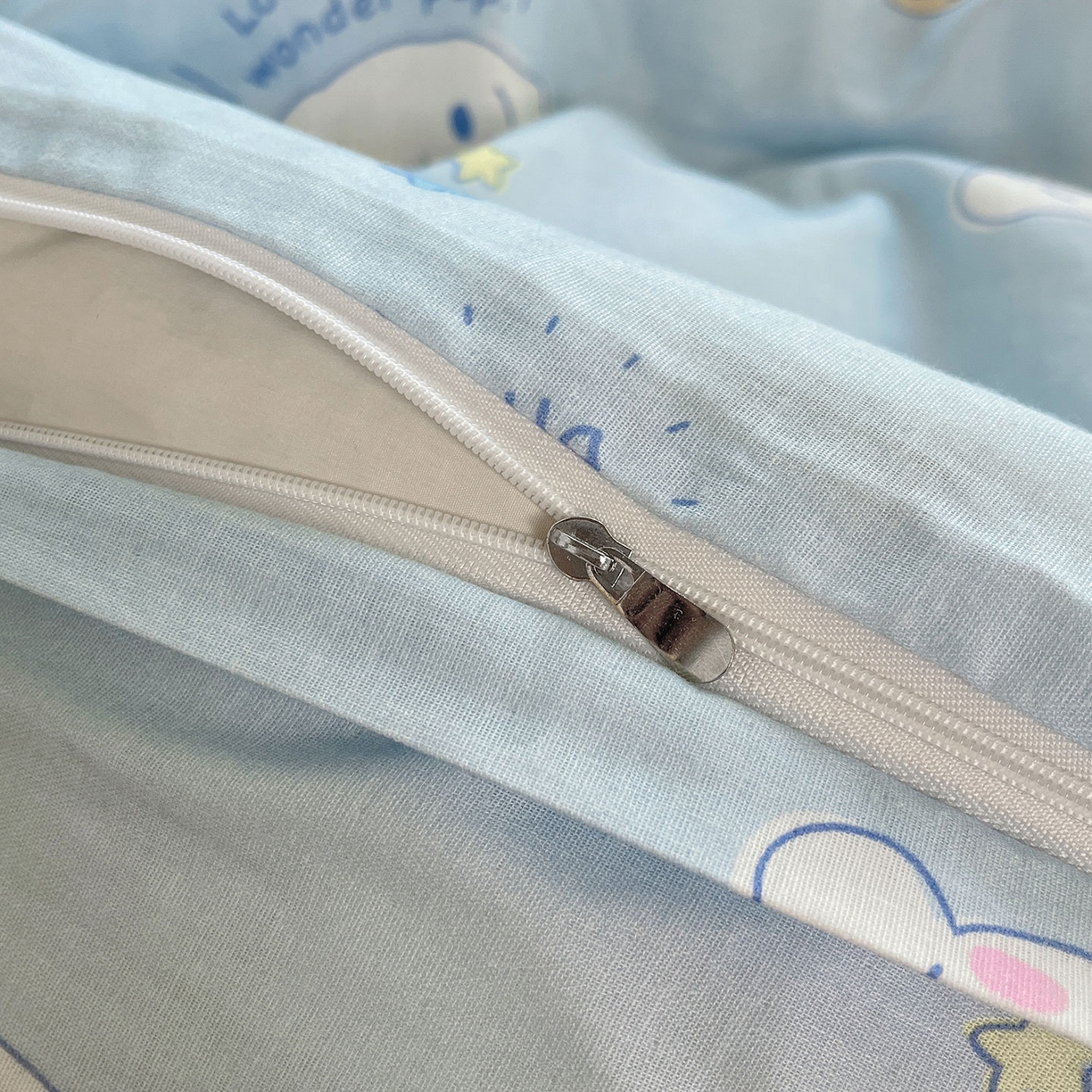 91家纺网 家纺一手货源 找家纺 （总）蓝邻家纺 2025年新款全棉纯棉双层纱三丽鸥刺绣学生宿舍三件套四件套系列