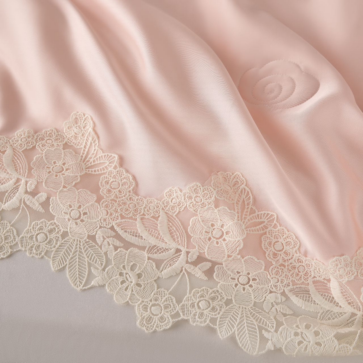 91家纺网 家纺一手货源 找家纺 （总）朴罗 （ 原岚图） 2025新款轻奢法式天丝夏凉被-邂逅 （温柔粉）