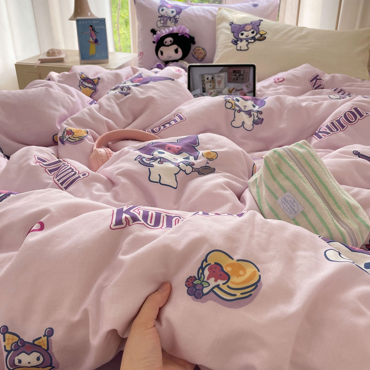 91家纺网 家纺一手货源 找家纺 蓝邻家纺 2025年新款全棉纯棉双层纱三丽鸥刺绣四件套系列 精灵库洛米