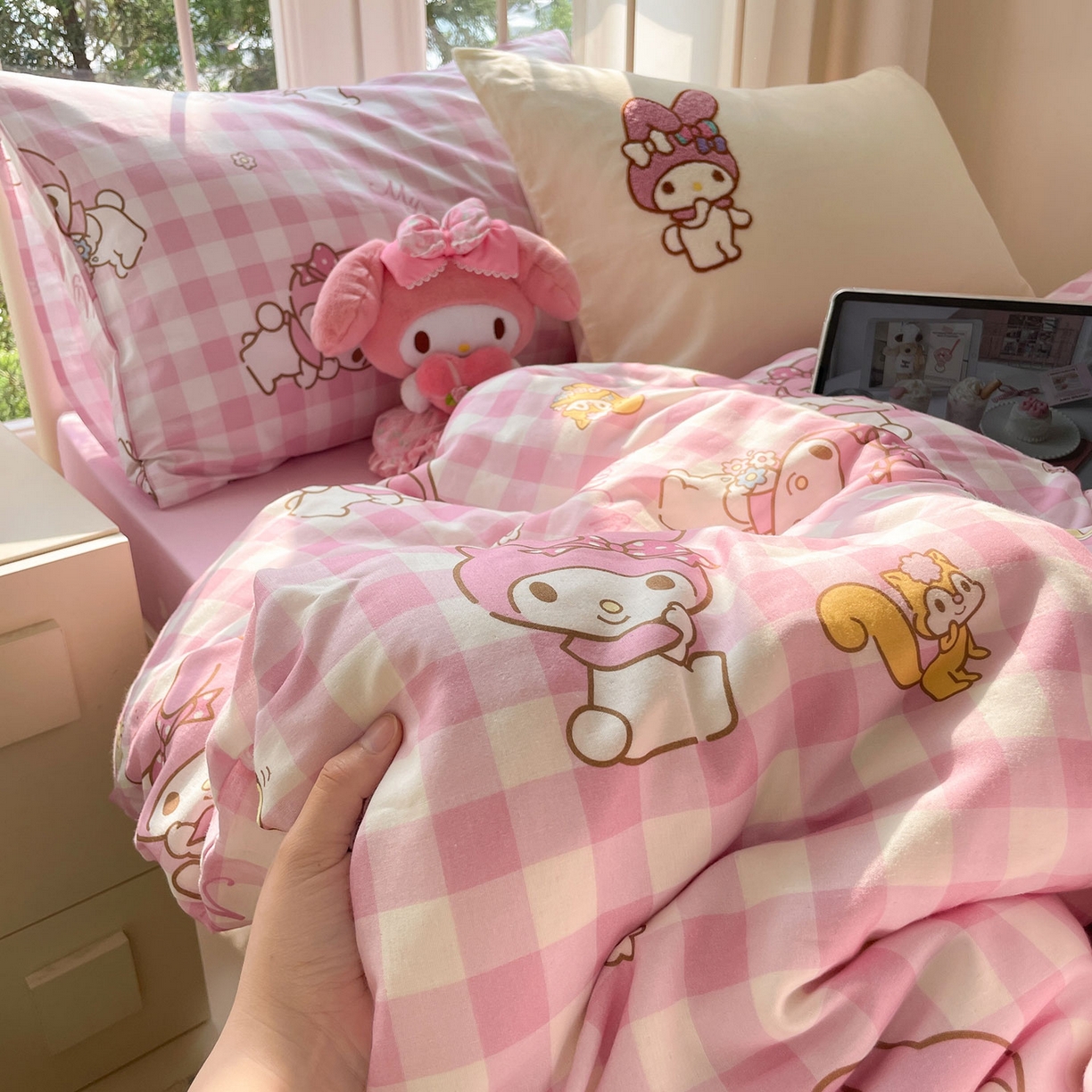 91家纺网 家纺一手货源 找家纺 蓝邻家纺 2025年新款全棉纯棉双层纱三丽鸥刺绣四件套系列 甜美元气