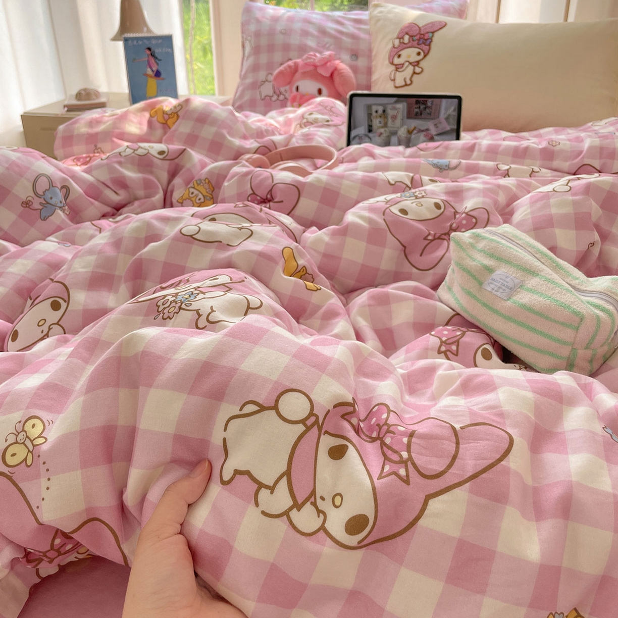 91家纺网 家纺一手货源 找家纺 蓝邻家纺 2025年新款全棉纯棉双层纱三丽鸥刺绣四件套系列 甜美元气