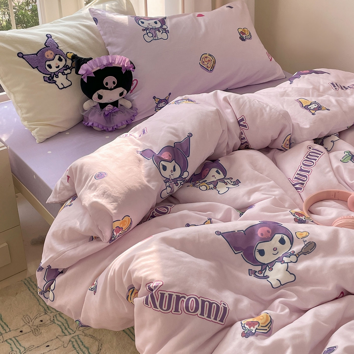 91家纺网 家纺一手货源 找家纺 蓝邻家纺 2025年新款全棉纯棉双层纱三丽鸥刺绣四件套系列 精灵库洛米