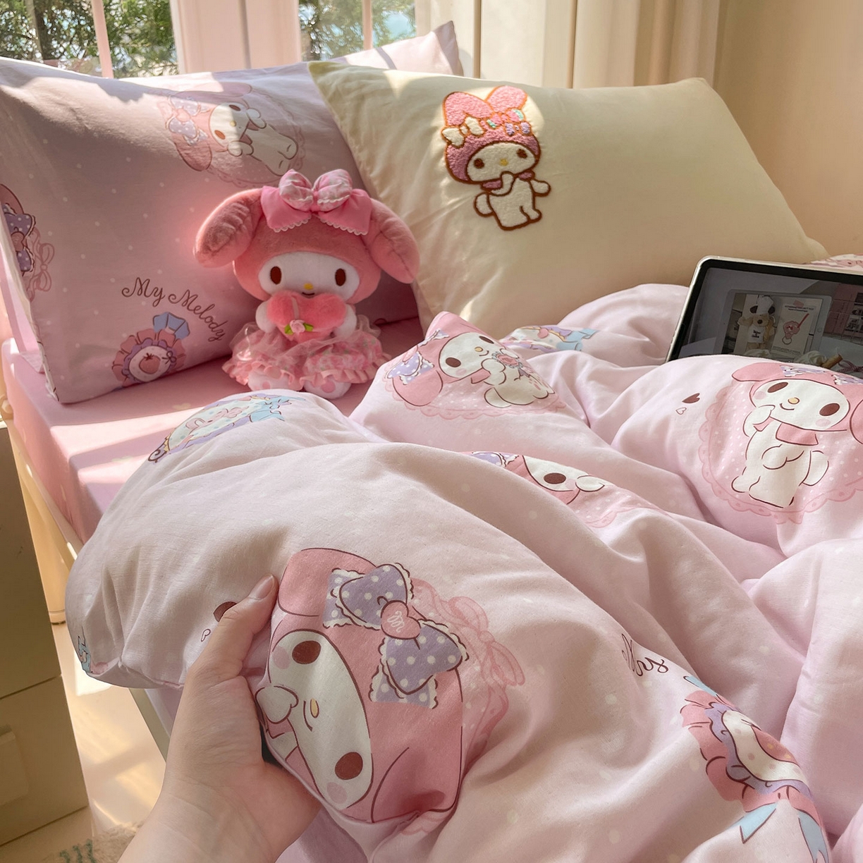 91家纺网 家纺一手货源 找家纺 蓝邻家纺 2025年新款全棉纯棉双层纱三丽鸥刺绣四件套系列 治愈萌主