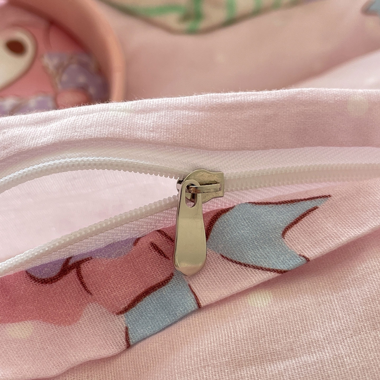 91家纺网 家纺一手货源 找家纺 蓝邻家纺 2025年新款全棉纯棉双层纱三丽鸥刺绣四件套系列 治愈萌主