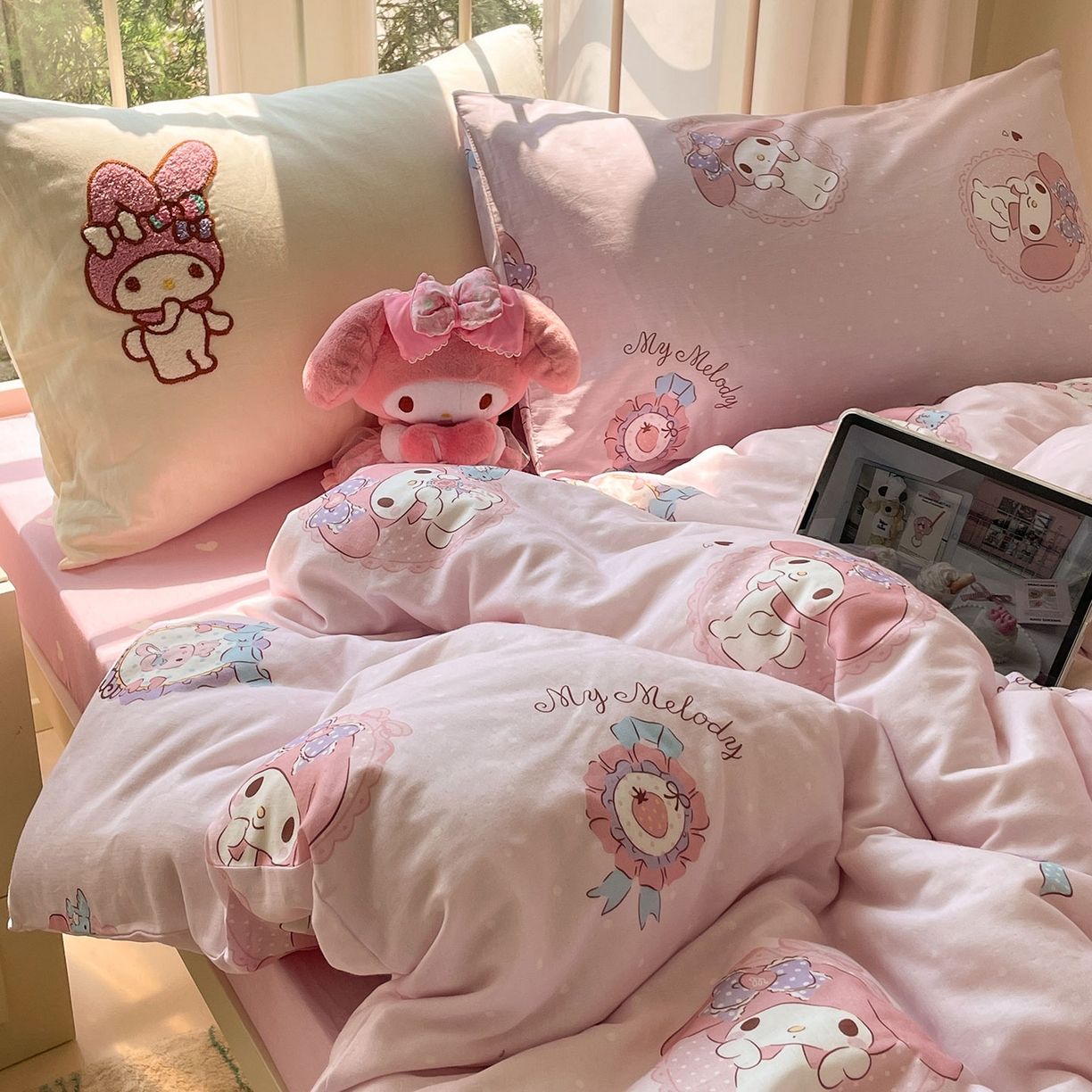 91家纺网 家纺一手货源 找家纺 蓝邻家纺 2025年新款全棉纯棉双层纱三丽鸥刺绣四件套系列 治愈萌主