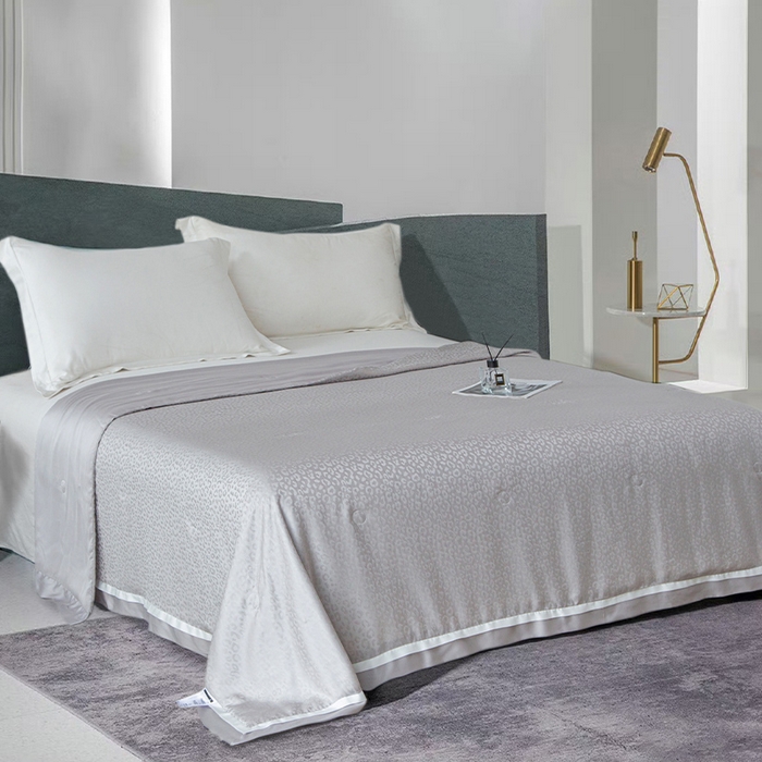 91家纺网 家纺一手货源 找家纺 薇玛仕 2025新款100S兰精天丝豹纹提花可水洗桑蚕丝夏被夏凉被空调被 豹纹-浅灰