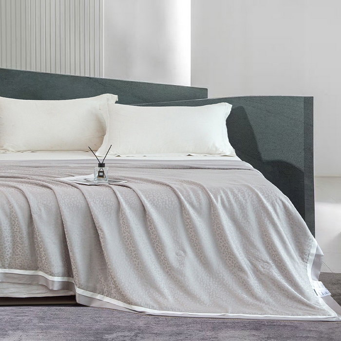 91家纺网 家纺一手货源 找家纺 薇玛仕 2025新款100S兰精天丝豹纹提花可水洗桑蚕丝夏被夏凉被空调被 豹纹-浅灰