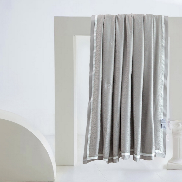 91家纺网 家纺一手货源 找家纺 薇玛仕 2025新款100S兰精天丝豹纹提花可水洗桑蚕丝夏被夏凉被空调被 豹纹-浅灰