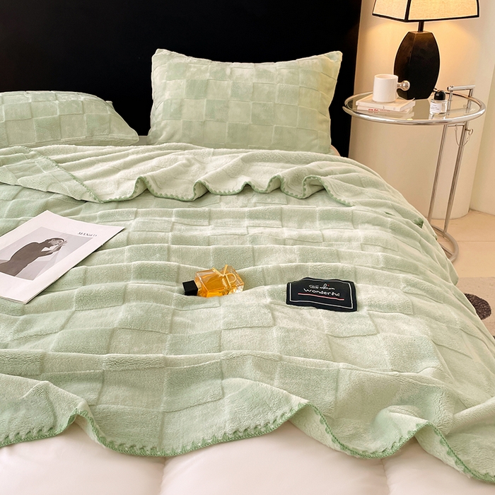 91家纺网 家纺一手货源 找家纺 楼兰公主 2025新款天鹅绒毛毯系列 浅草绿