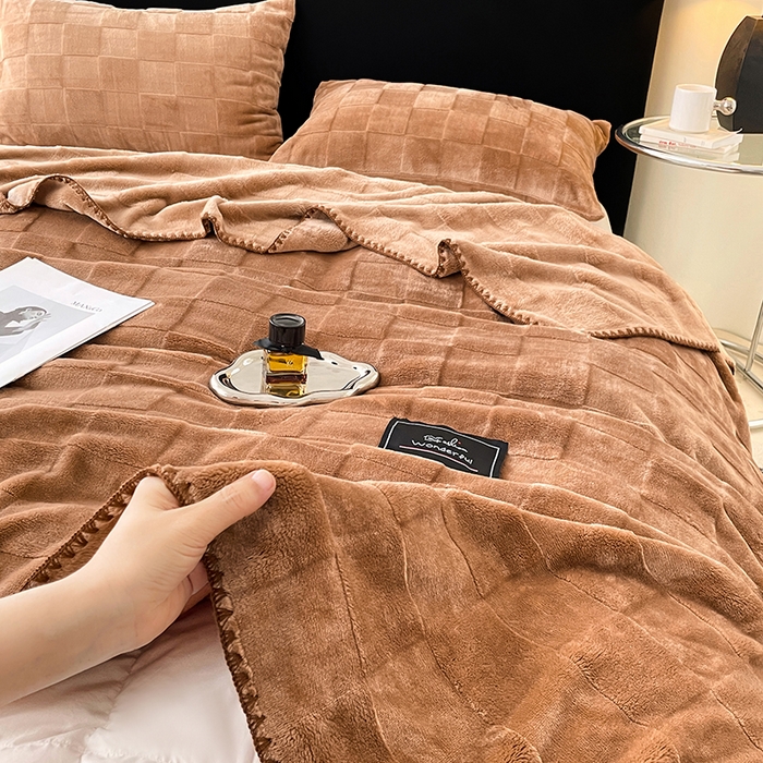 91家纺网 家纺一手货源 找家纺 楼兰公主 2025新款天鹅绒毛毯系列 深咖