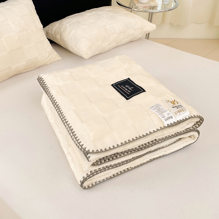 91家纺网 家纺一手货源 找家纺 楼兰公主 2025新款天鹅绒毛毯系列 月光白