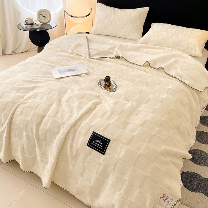 91家纺网 家纺一手货源 找家纺 楼兰公主 2025新款天鹅绒毛毯系列 月光白