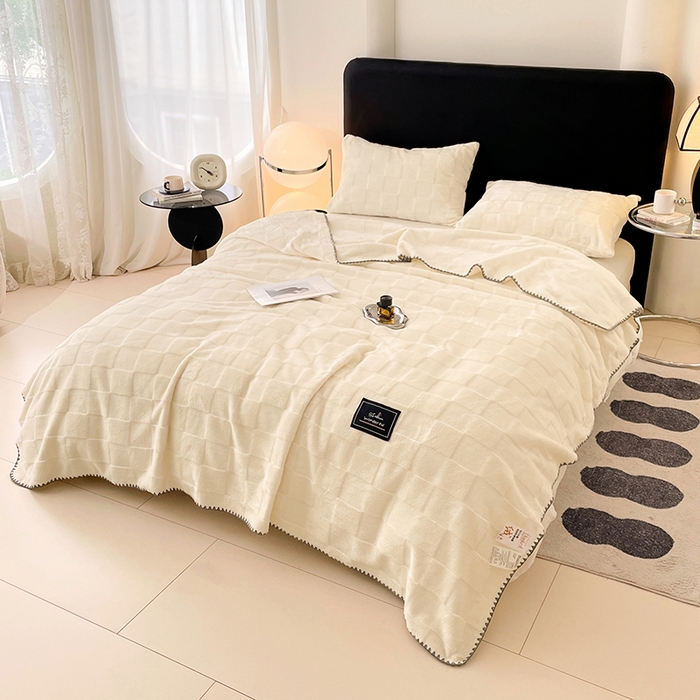 91家纺网 家纺一手货源 找家纺 楼兰公主 2025新款天鹅绒毛毯系列 月光白