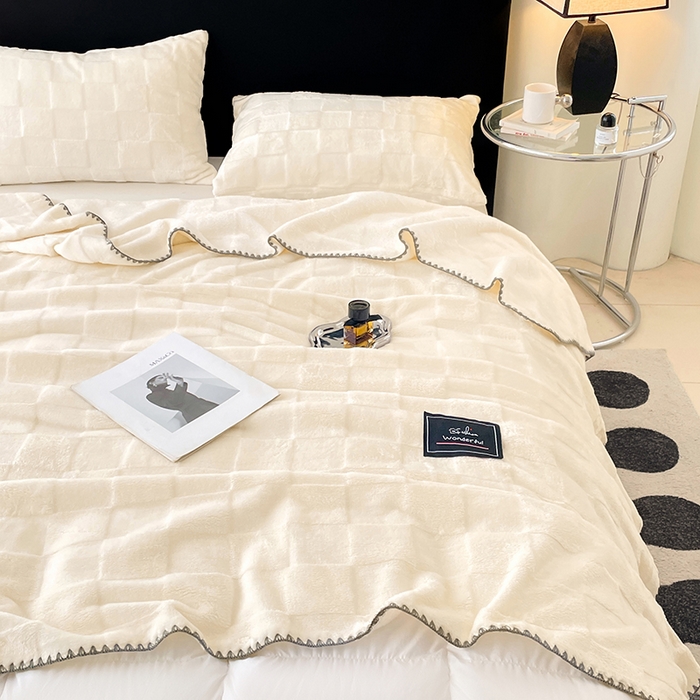 91家纺网 家纺一手货源 找家纺 楼兰公主 2025新款天鹅绒毛毯系列 月光白