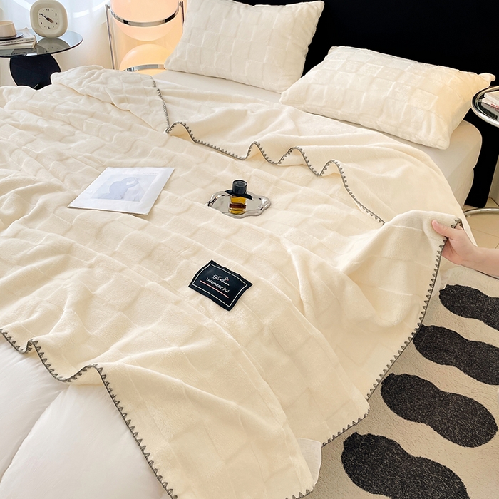 91家纺网 家纺一手货源 找家纺 楼兰公主 2025新款天鹅绒毛毯系列 月光白