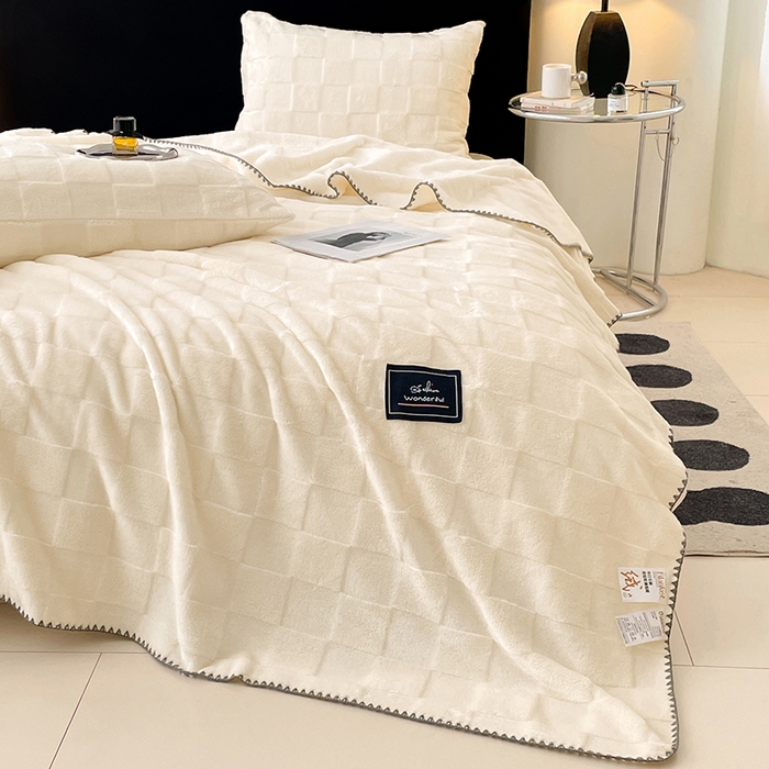 91家纺网 家纺一手货源 找家纺 楼兰公主 2025新款天鹅绒毛毯系列 月光白