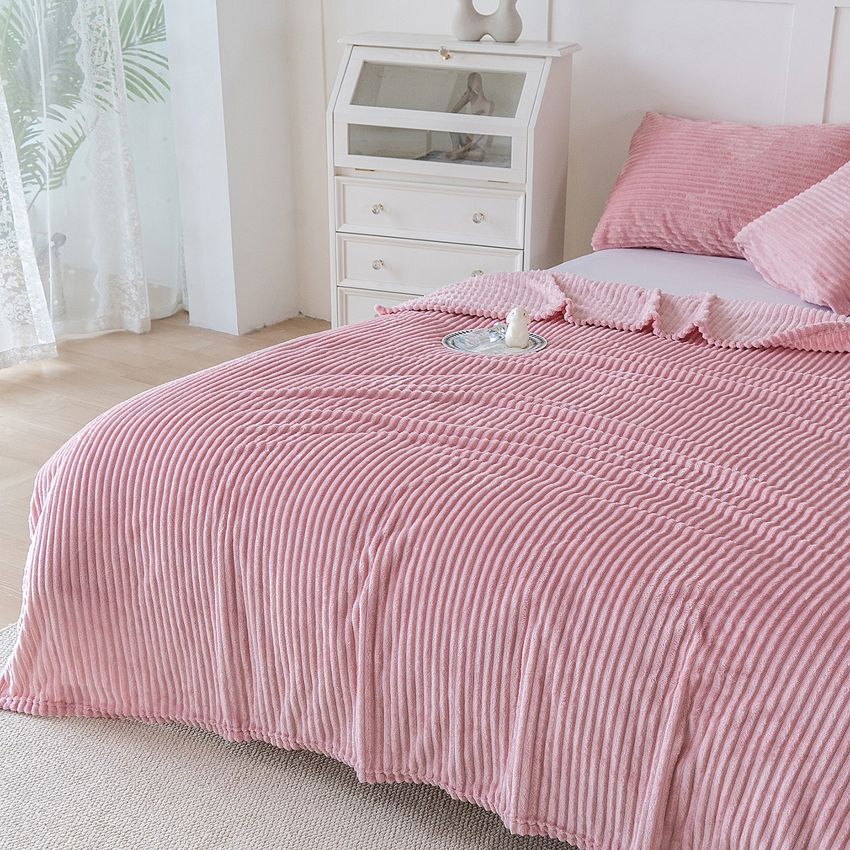 91家纺网 家纺一手货源 找家纺 楼兰公主 2025新款小抽条纯色双面绒毛毯 粉红