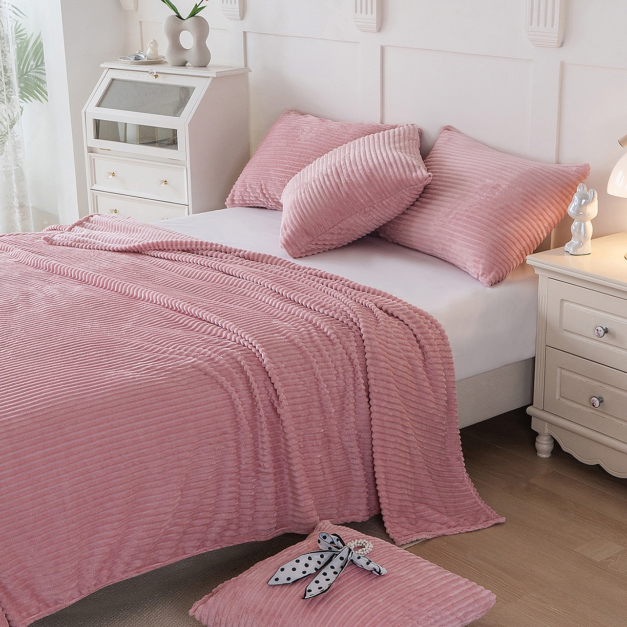 91家纺网 家纺一手货源 找家纺 楼兰公主 2025新款小抽条纯色双面绒毛毯 粉红